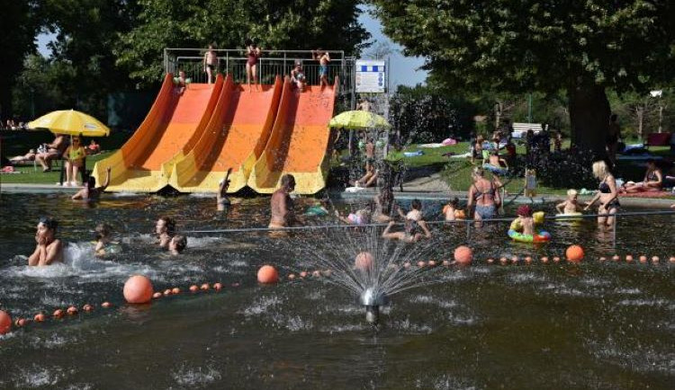 Koupaliště lákají návštěvníky. V Litovli je prodloužená otevírací doba, Penčice nabízí slevu na vstupném