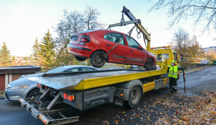 Jablonec nabízí zdarma likvidaci autovraků, chce je odstranit z ulic