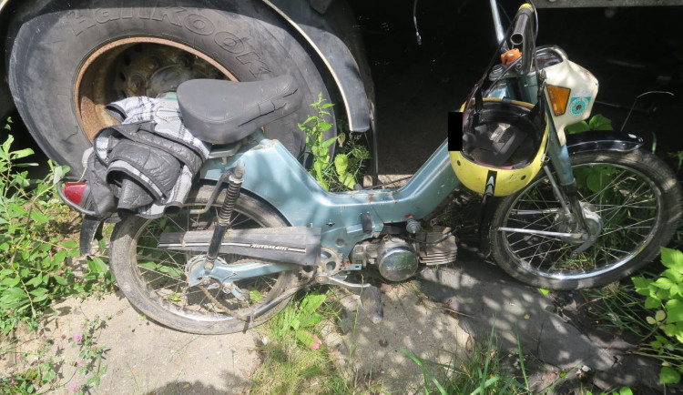 Opilý mladík bez řidičáku havaroval na neregistrované motorce. Před policií chtěl utéct