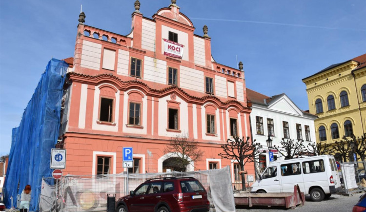 Rekonstrukce bývalé knihovny v Písku je téměř u konce, stanice městská policie v ní začne fungovat od září