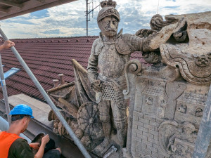 Restaurátoři obnovují sousoší na bývalých kasárnách v Českých Budějovicích, znázorňuje původní znak města