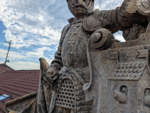 Restaurátoři obnovují sousoší na bývalých kasárnách v Českých Budějovicích, znázorňuje původní znak města