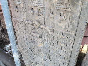 Restaurátoři obnovují sousoší na bývalých kasárnách v Českých Budějovicích, znázorňuje původní znak města