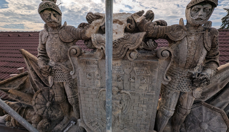 Restaurátoři obnovují sousoší na bývalých kasárnách v Českých Budějovicích, znázorňuje původní znak města