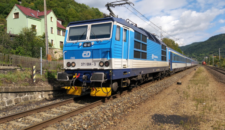 Na trati u Hluboké nad Vltavou srazil vlak ženu, utrpěla vážné poranění v oblasti horních končetin