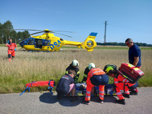 U obce Přeseky se srazila dvě osobní auta. Na místě zasahuje vrtulník a silnice je zcela neprůjezdná