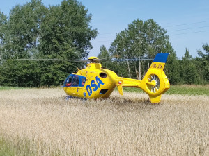 U obce Přeseky se srazila dvě osobní auta. Na místě zasahuje vrtulník a silnice je zcela neprůjezdná