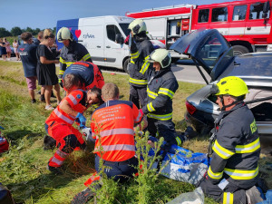U obce Přeseky se srazila dvě osobní auta. Na místě zasahuje vrtulník a silnice je zcela neprůjezdná
