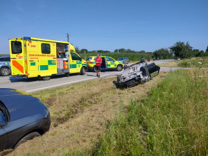 U obce Přeseky se srazila dvě osobní auta. Na místě zasahuje vrtulník a silnice je zcela neprůjezdná