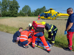 U obce Přeseky se srazila dvě osobní auta. Na místě zasahuje vrtulník a silnice je zcela neprůjezdná