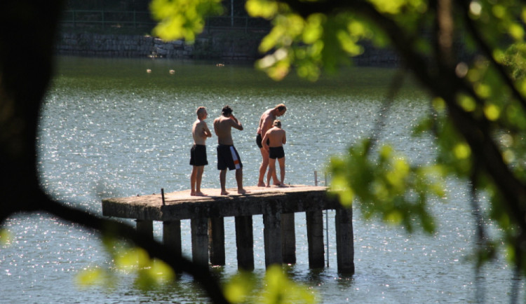 Kvalita vody na jihočeských koupalištích není ideální a může představovat zdravotní riziko