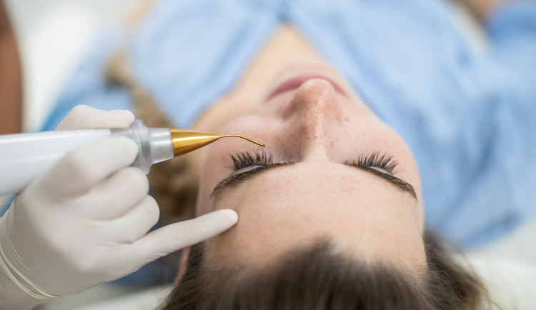 Nové centrum plastiky očních víček v Českých Budějovicích nabízí pohled očního specialisty a plastického chirurga