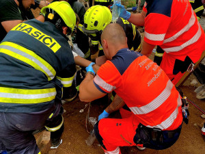 Dělníkovi uvízla ve výkopu noha. Zavaleného muže museli vyprostit hasiči se zdravotníky