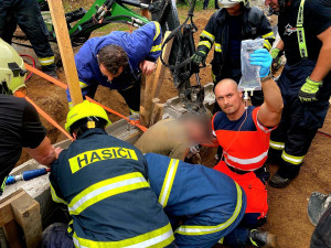 Dělníkovi uvízla ve výkopu noha. Zavaleného muže museli vyprostit hasiči se zdravotníky