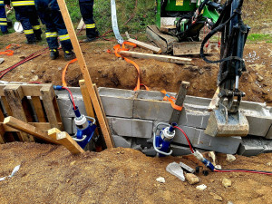 Dělníkovi uvízla ve výkopu noha. Zavaleného muže museli vyprostit hasiči se zdravotníky