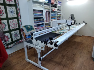 Quiltovací stroj s automatem