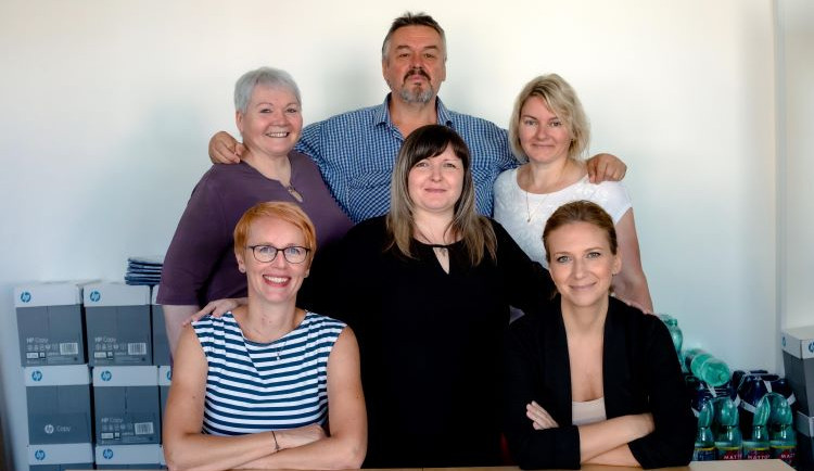 Z leva dole: Petra Jahodová, Lucie Szutová, Marie Hazuková Z leva nahoře: Vilma Szutová, Milan Průša, Eva Tunklová