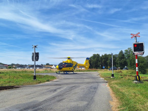 V Písku se srazil vlak s osobním autem. Staršího muže převezli do nemocnice