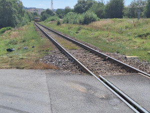 V Písku se srazil vlak s osobním autem. Staršího muže převezli do nemocnice