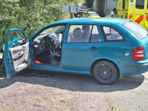 V Písku se srazil vlak s osobním autem. Staršího muže převezli do nemocnice