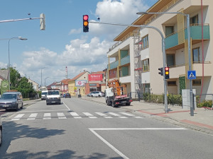 Nový poptávkový semafor na Novohradské má zvýšit bezpečnost bez zbytečného zatížení dopravy