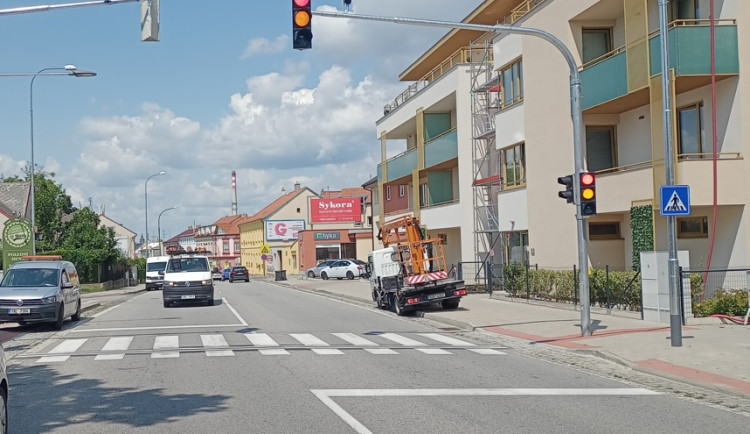 Na Novohradské je nový poptávkový přechod, v lokalitě má zvýšit bezpečnost bez zbytečného zatížení dopravy
