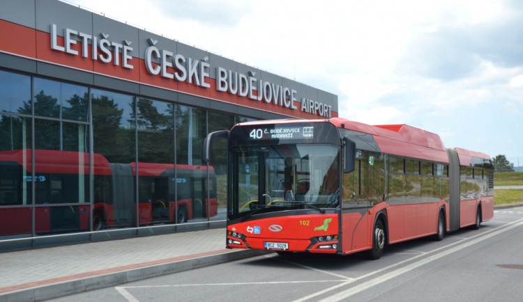 Po plánovaném mostě přes Vltavu by na letiště měla jezdit trolejbusová linka