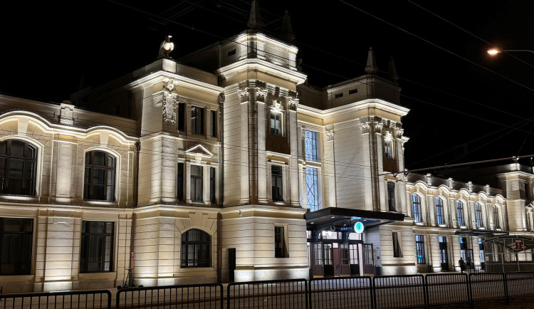 FOTO: Fasádu budějovického nádraží rozzáří 190 světel