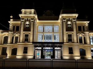 Zrekonstruovanou fasádu budějovického nádraží rozzáří 190 světel