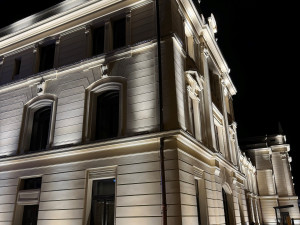 Zrekonstruovanou fasádu budějovického nádraží rozzáří 190 světel