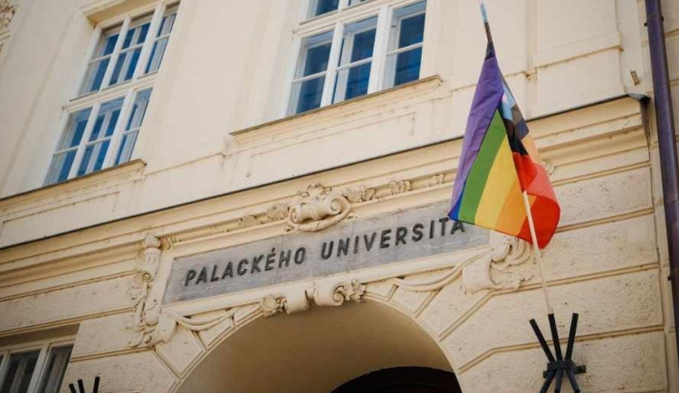 ANKETA: Filozofická fakulta v Olomouci vyvěsila duhovou vlajku, podpořila tak LGBT komunitu