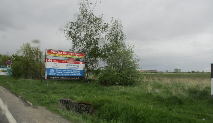 Nelegálním billboardům u Českých Budějovic odzvonilo, město jich přes víkend odstranilo téměř padesát