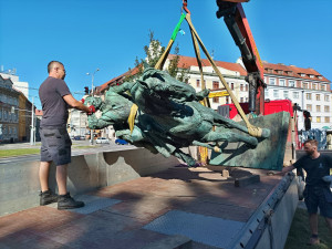 OBRAZEM: Restaurátoři odvezli sochu Žižky od bývalých kasáren, zpět bude za dva měsíce