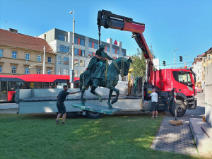 OBRAZEM: Restaurátoři odvezli sochu Žižky od bývalých kasáren, zpět bude za dva měsíce