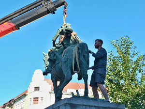 OBRAZEM: Restaurátoři odvezli sochu Žižky od bývalých kasáren, zpět bude za dva měsíce