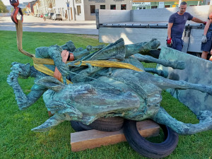 OBRAZEM: Restaurátoři odvezli sochu Žižky od bývalých kasáren, zpět bude za dva měsíce