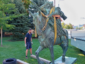 OBRAZEM: Restaurátoři odvezli sochu Žižky od bývalých kasáren, zpět bude za dva měsíce