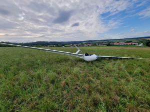 Pilot musel nouzově přistát na poli. Větroň se rozlomil