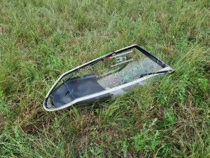 Pilot musel nouzově přistát na poli. Větroň se rozlomil