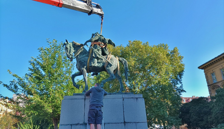 OBRAZEM: Restaurátoři odvezli sochu Žižky od bývalých kasáren, zpět bude za dva měsíce