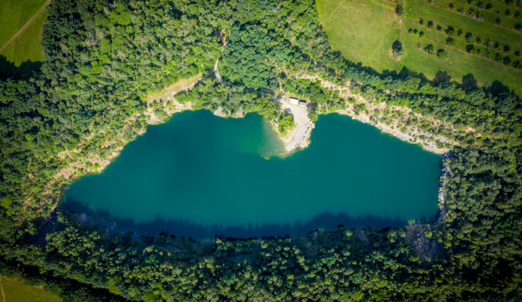 Nelegálně tábořili v lomu a navíc kradli dřevo. Policisté si posvítili na partičku mladých výtečníků u Výklek