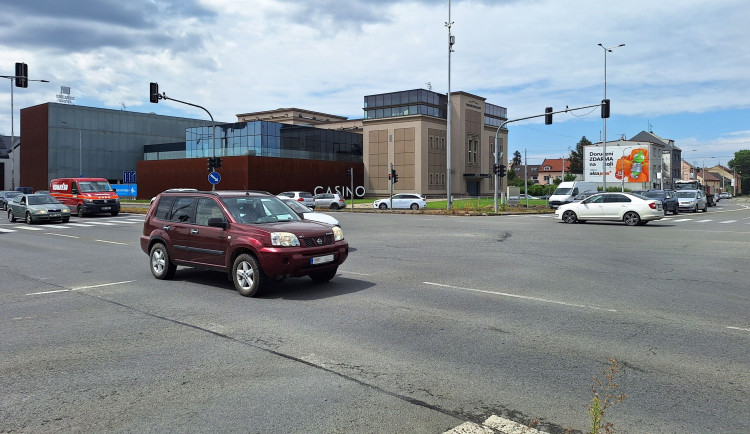 Komplikace v dopravě. Jednu z nejrušnějších křižovatek v Olomouci čeká o víkendu omezení