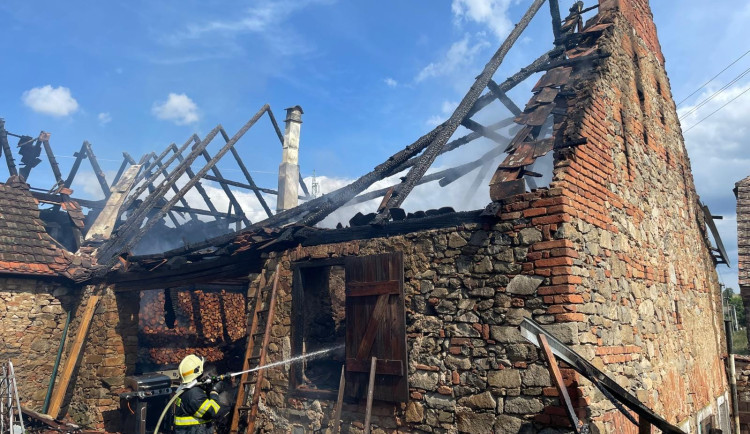 Požár zdevastoval střechu zemědělského stavení v Horních Nerestcích na Písecku