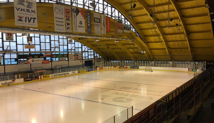 Do zimního stadionu ve Strakonicích zatéká střechou. Město ji celou opraví