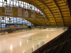 Do zimního stadionu ve Strakonicích zatéká střechou. Město ji celou opraví