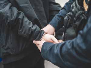 Řidič narazil do cyklisty a od nehody ujel. Později nadýchal téměř dvě promile