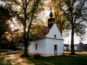 Kaplička na návsi ve Valu u Veselí nad Lužnicí dostala nová okna, dveře, fasádu i podlahu.