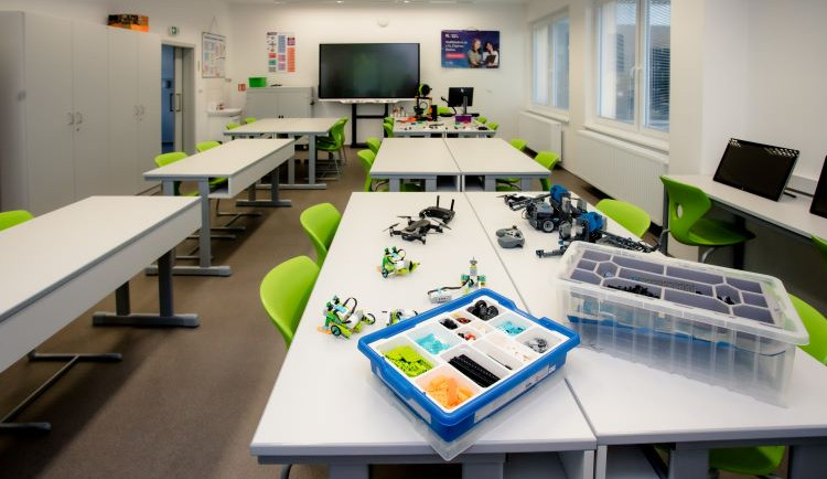 Díky podpoře Místní akční skupiny Třeboňsko vznikla například tato robotická učebna v Základní škole Blatské sídliště 23 ve Veselí nad Lužnicí.