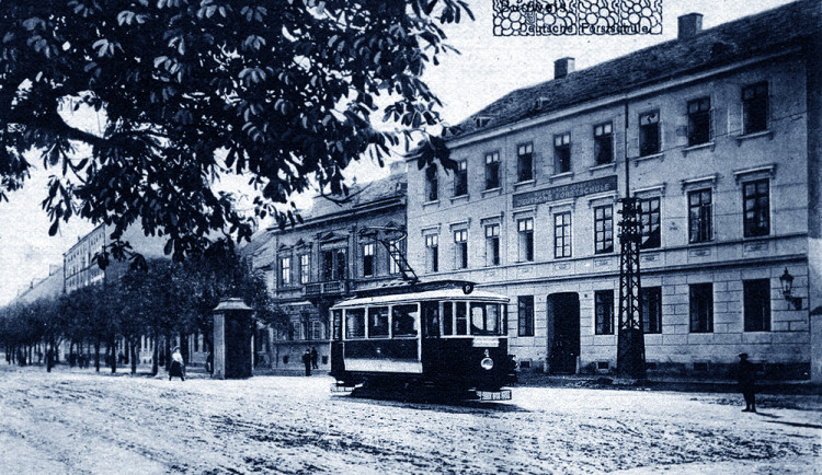 DRBNA HISTORIČKA: Na Pražské jezdila tramvaj. V dopravní špičce měla vlečný vůz