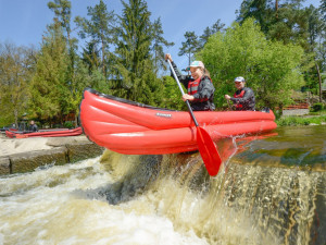 O splouvání Teplé Vltavy v šumavském národním parku je letos velký zájem